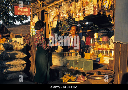 Myanmar Mandalay, persone in negozio Foto Stock