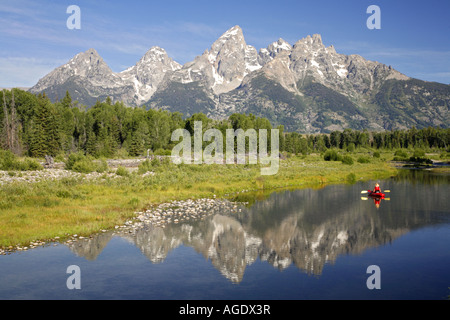 Il kayak sul fiume Snake in Grand Teton National Park Wyoming modello rilasciato Foto Stock