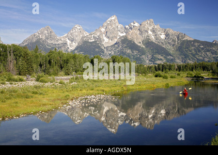 Il kayak sul fiume Snake in Grand Teton National Park Wyoming modello rilasciato Foto Stock