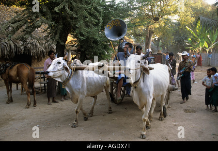 Myanmar Mandalay, music band viaggia nel carrello Foto Stock