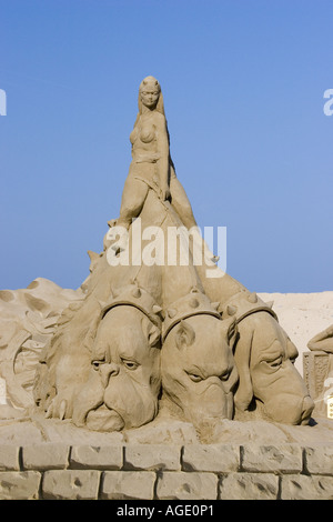 La scultura di sabbia di Cerberus, custode della malavita greca Foto Stock