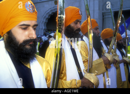 Cinque sikh che rappresentano i cinque `santi` originali del Panj Pyare, primi partecipanti alla khalsa fondata da Guru Gobind Singh Foto Stock