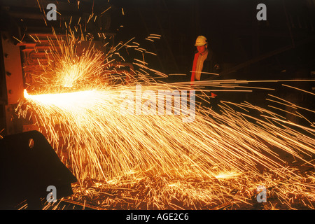 La formazione di scintille volanti Uddeholms al mulino di acciaio in Svezia Foto Stock