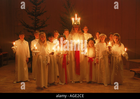 Coro di bambini con candele su Saint Lucia giorno in Svezia Foto Stock