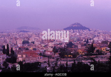 Grecia Atene una vista su Atene e Lykavittos Hill Dal areopago Hill Foto Stock