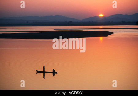 Golden dawn sull'Irrawaddy,Fiume Ayerwaddy ,Birmania ,Myanmar e già i pescatori locali stanno lavorando Foto Stock