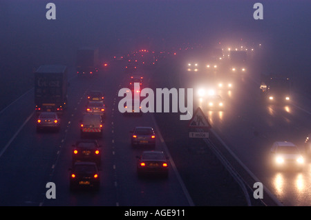 Nebbia sull'autostrada M42 Worcestershire Inghilterra REGNO UNITO Foto Stock