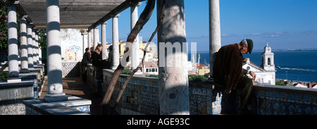 Persone in Miradouro Santa Luzia Lisbona Portogallo Foto Stock