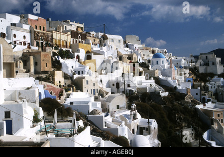 Vista delle case in Oia,piccolo villaggio sull'isola di Santorini Isola Grecia. Foto Stock