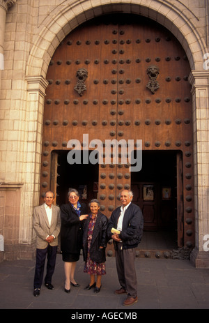 La gente peruviana, maturo, anziani, uomini, donne, anziani, cittadini anziani, cattedrale, Plaza de Armas, la città di Lima, Lima, Provincia di Lima, Perù Foto Stock