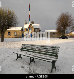 In inverno la neve sul verde villaggio nel villaggio di Slingsby nel North Yorkshire, Inghilterra Foto Stock