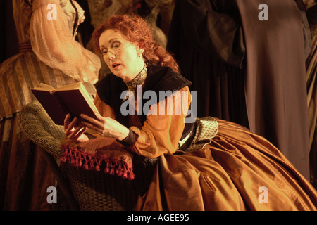 Welsh National Opera produzione di Beatrice e Benedetto da Hector Berlioz 1803-1869 Foto di Ann Murray come Beatrice Wales UK Foto Stock