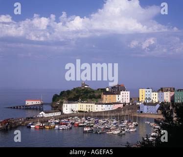 Vista aerea della coloratissima Tenby harbour nel Galles del Sud Foto Stock