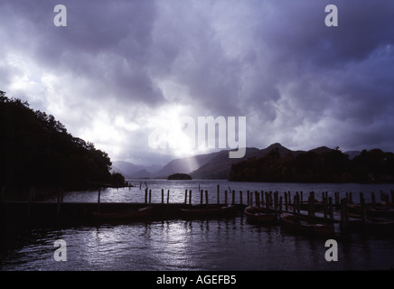 Tempesta su Derwent Water nel Lake District inglese Cumbria Foto Stock