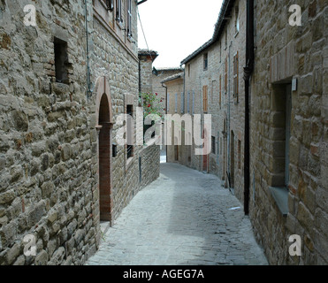 San Ginesio villaggio Marche Italia vicolo che conduce in discesa tra le case Foto Stock