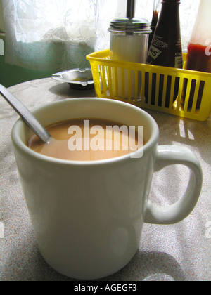 Tazza da tè in economici cafe Foto Stock