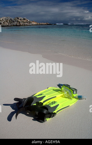 Attrezzatura per lo snorkeling sulla spiaggia perfetta accanto a invitanti acque chiare Foto Stock