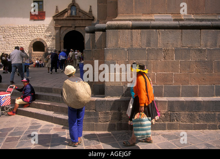 I peruviani, persone, santo domingo chiesa e convento e chiesa cattolica romana, il cattolicesimo romano, la città di Cuzco, provincia di Cuzco, Perù, Sud America Foto Stock