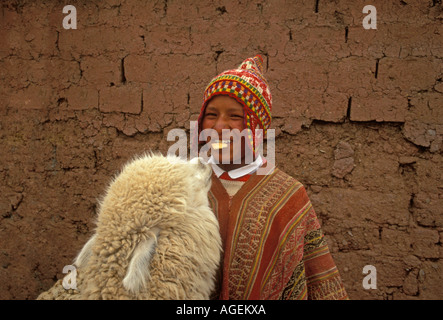 1, uno, Quechua ragazzo indiano, Indiani Quechua, ragazzo con alpaca, boy, alpaca, Cuzco, Provincia di Cuzco, Perù, Sud America Foto Stock