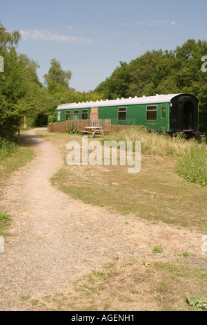 Una vecchia carrozza ferroviaria essendo utilizzato come un punto di informazione e zona di riposo sulle Downs Links vicino a West Grinstead Regno Unito Foto Stock