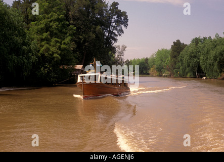 Gita in barca, traghetto, servizio taxi acqueo sul Parana Delta a Tigre nella provincia di Buenos Aires, Argentina, Sud America Foto Stock