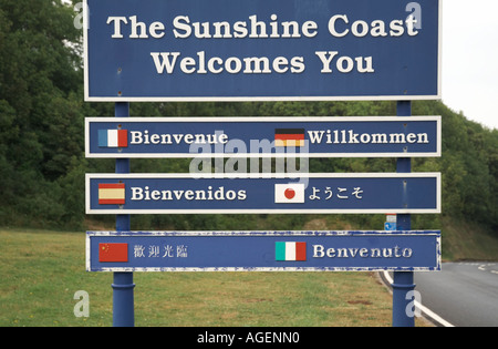 Multi Lingua segno di benvenuto su un approccio road a Eastbourne East Sussex England Regno Unito 2006 Foto Stock