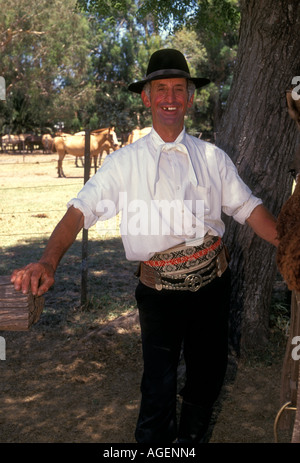 1, un uomo argentino, gaucho, contatto visivo, vista frontale, ritratto, Estancia Santa Susana, città di Los Cardales, Provincia di Buenos Aires, Argentina Foto Stock