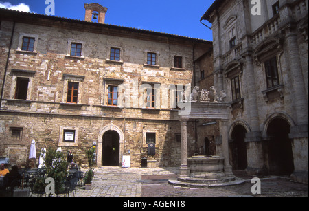 Il Palazzo del Capitano del Popolo confinante con la Piazza Grande di Montepulciano Foto Stock