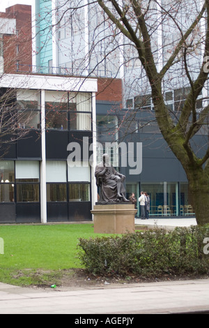 John Dalton statua che si trova nella parte anteriore del John Dalton edificio Manchester Metropolitan University con studenti in background Foto Stock