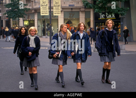 Ragazze belga gli studenti a piedi lungo la Meir nella città capitale di Anversa nella provincia di Anversa in Belgio in Europa Foto Stock