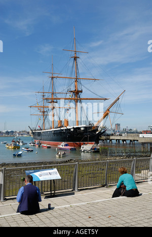 HMS Warrior nel mondo il primo ferro-mondati, nave corazzata alimentato da vapore nonché vela e costruito di operata a Portsmouth Historic Dockyard. Quando ella fu costruito originariamente era semplicemente più grandi, più veloci e più pesantemente armati rispetto a qualsiasi altra nave da guerra a galla Foto Stock