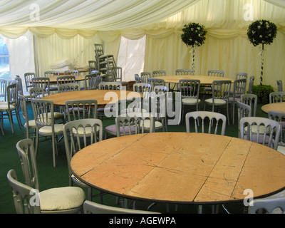 Svuotare i tavoli e le sedie in rettangolo di selezione essendo preparato per il ricevimento di nozze in Northumberland Garden Foto Stock