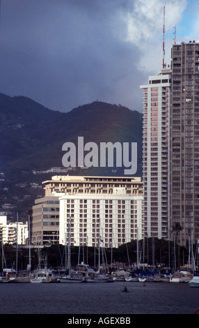 Ala Wai Yacht Harbor con un arcobaleno e un edificio tempesta sulle colline Foto Stock