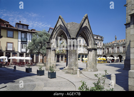 In Portogallo la Costa Verde quartiere, Guimaraes, Nossa Senhora da Oliveira square, con il do Padrão Salado monumento Foto Stock