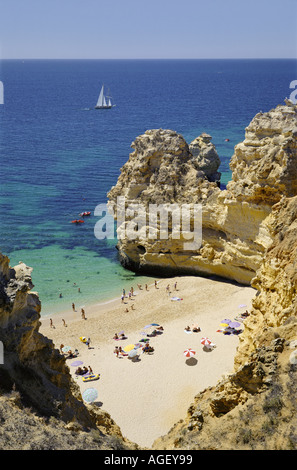 Il Portogallo Algarve, Praia da Marinha, piccola baia tra Armação de Pêra e Carvoeiro beach e scogliere Foto Stock