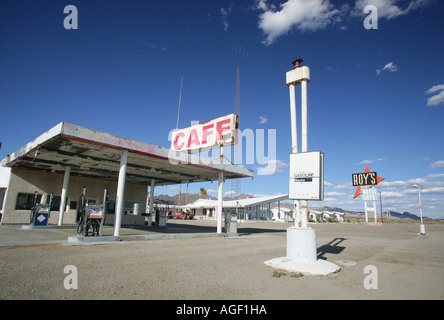 Il famoso e iconico Roy's Diner in Amboy, california, sulla vecchia strada 66 con una Dodge Viper. Foto Stock