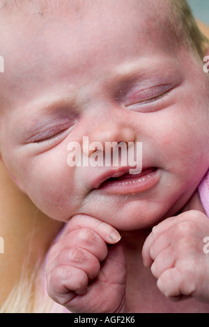 A due settimane di età Baby Femmina addormentato con i pugni serrati Foto Stock