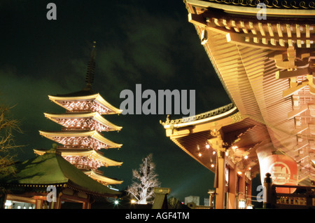 Sala principale di Senso-ji, o il Tempio di Asakusa & adiacente di cinque piani pagoda, Asakusa, Tokyo, Giappone Foto Stock
