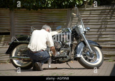 Lucidare un imaculate 1960 Harley Davidson Duo Glide Foto Stock