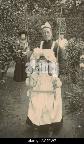 Armadio fotografia di tre generazioni in giardino circa 1890 Foto Stock