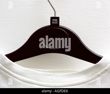 T-shirt su appendiabiti Foto Stock