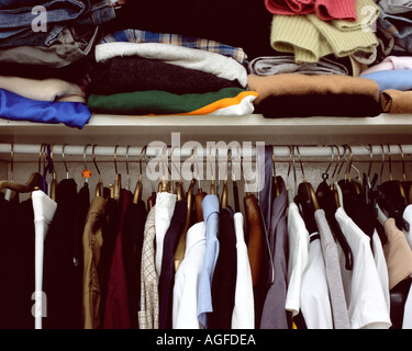 Armadio pieno di vestiti Foto stock - Alamy