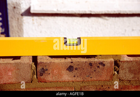 Livella a bolla sul muro di mattoni Foto Stock