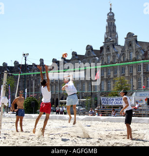 Pallavolo sulla spiaggia che viene riprodotto sulla sabbia importata nel centro della città di Arras Francia del nord Europa Foto Stock