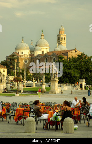 Padova (Padova) outdoor bar nella parte anteriore del Prato della Valle con la Basilica di Santa Giustina (Santa Giustina) nella distanza Foto Stock