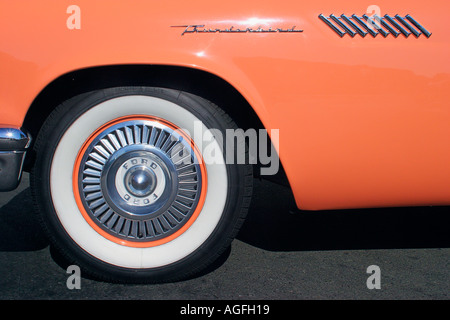 Primo piano dettaglio del pneumatico ed emblema su 1955 Ford Thunderbird automobile al classic car show Foto Stock