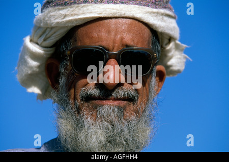 Ritratto di barbuto uomo arabo Oman Foto Stock