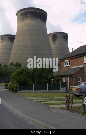 Ferrybridge 'C' Power Station - case moderne in alloggi urbani station wagon oscurato dalle alte torri di raffreddamento - Knottingley, West Yorkshire, Inghilterra, Regno Unito. Foto Stock
