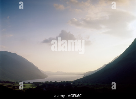 Inizio tramonto guardando sopra Wastwater verso la costa occidentale con bella luce misty Foto Stock