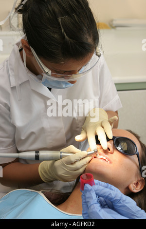 Un intervento di chirurgia dentale dentista e paziente sotto esame Foto Stock